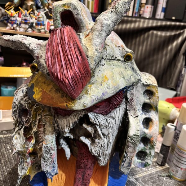 ハロウィン時期という事でダイソーのお面を使って白い悪魔を作ってます。復讐のレクイエムやフラナガン・ブーン戦記のジオン側から見たガンダムのイメージです。（7枚目）