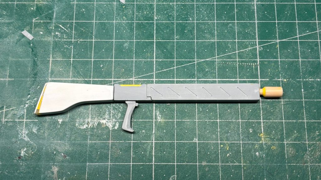 さてさて作って参ります。今回は既存パーツを使わずにプラ板とパテでフルスクラッチしました。途中経過の仮組の物ですが、ドラムマガジンが無いとシンプルな形状をしていますね。