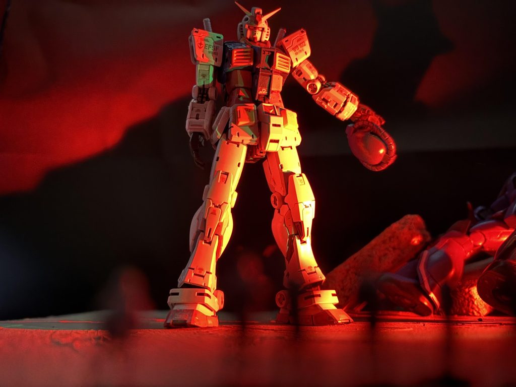 RGのRX78ガンダムです。ジオン目線でガンダムを見てみたかったのでなるべく悪役に見えるように工夫しました。原点にして最高到達点！発売日に購入出来たのですが、ようやく作りました。かっこよすぎて、ずっと見てられます。 