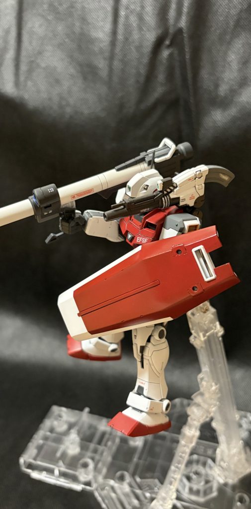 ショルダーキャノンは砲身を延長し、真上についていたセンサーを切断してそれっぽいパーツを接着しました。カラーは陸戦型ガンダムとかのビームライフルを参考にして塗装。最後までご覧いただきありがとうございました！