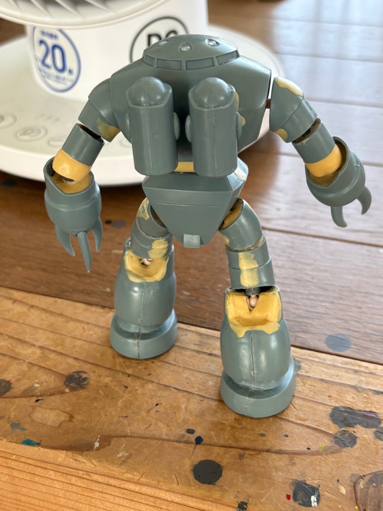 これらの点を踏まえて製作したのが↑である。棒立ち同然だった旧キットが、全身にボールジョイントを組み込んだおかげでHGUC版よりも動くようになった。ボールジョイントもホビーベースのモノを使っているので、破損しても予備のモノを買えばいつでもリペアが可能である。ちなみに可動はネットに載っているロボット魂のズゴックの画像を参考にして作った。