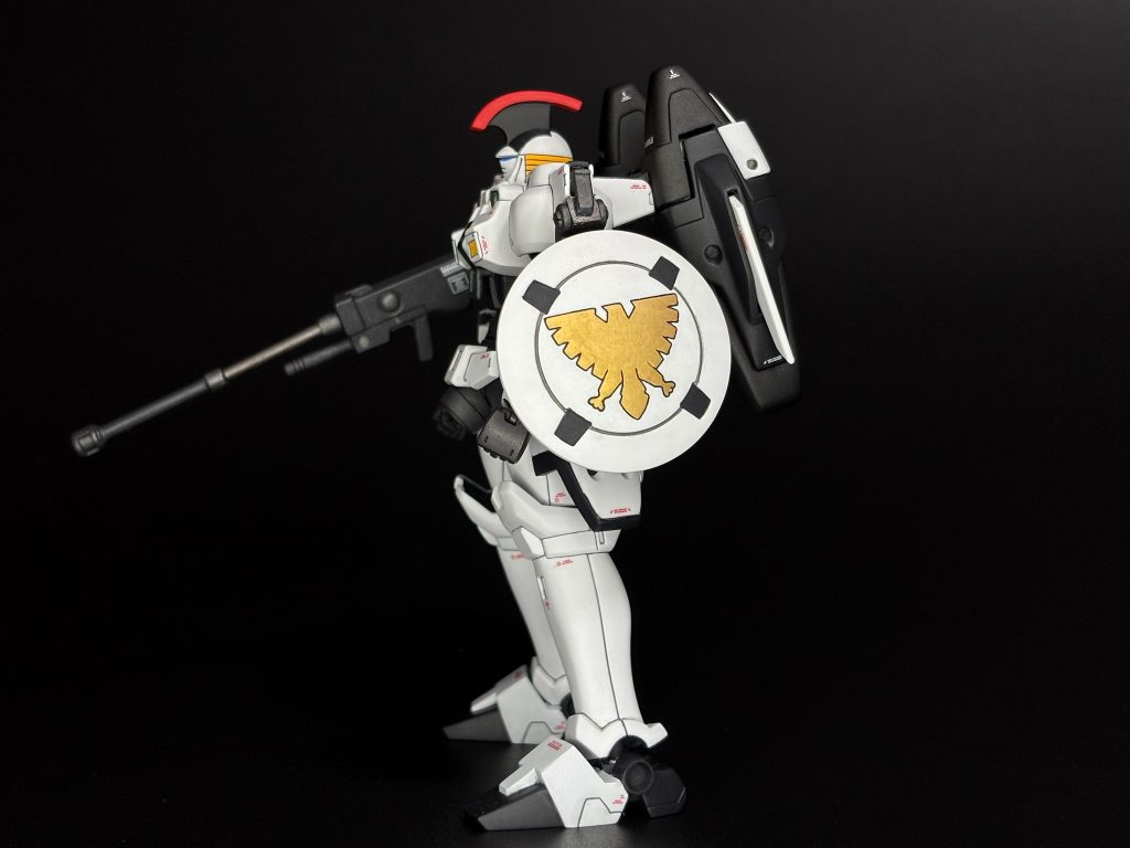 ゼクスのトレードマークの鳥。ショッカーのエンブレムみたいです。前述しましたがこのキットは元々はトールギスⅡなんですが、トールギスⅡはシールドにこの鳥エンブレムの刻印が無いため、トールギスⅡを組み立てる場合はこのエンブレムのモールドを埋める作業が発生するんだなと〜思い、昔のバンダイは子供達にプラモ道の険しさを叩き込んでいたんだと思います。