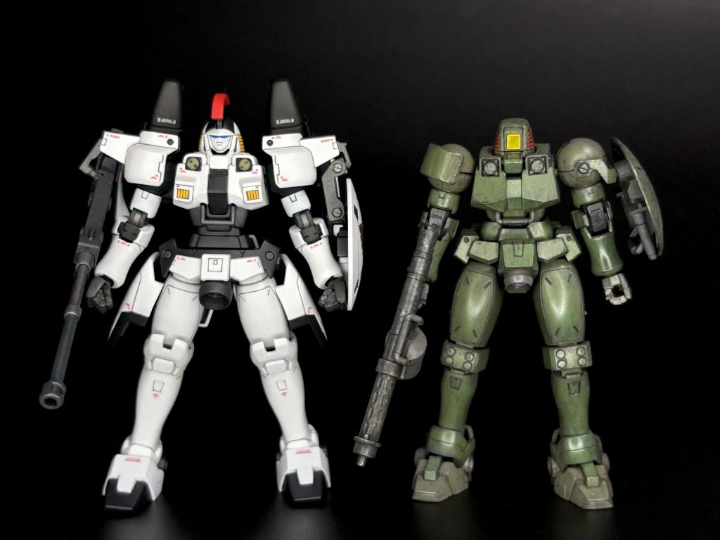 年初に作ったリーオーとの比較。可動域なんかはリーオーが圧勝ですが、素立ちで並べる分には遜色無いかと思ってます。