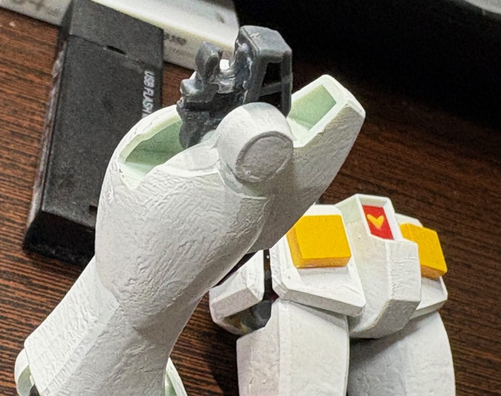 そこで小生が考えた解決策として、瞬間接着剤を関節のジョイントに塗って数十分乾かし、接続をきつくする。