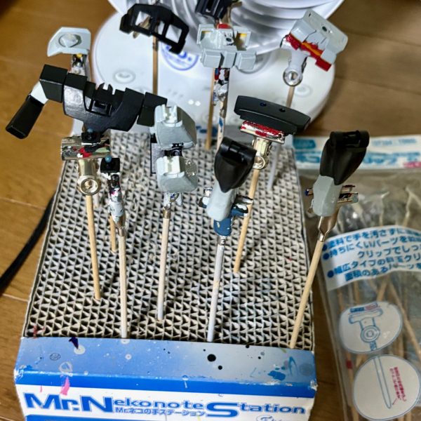 ギャンの改造が思ったより大変なので、気分転換にパーツ取り用に余っていたリバイバル版ガンダムを気分転換に製作。塗装はプロトタイプ風に塗装した。不慣れなキットに頭を使うより、慣れたキットで好きなように改造する方がかえって楽しいね(gundam-kao6)（2枚目）