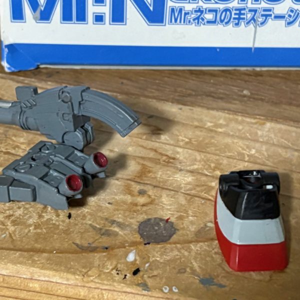 ギャンの改造が思ったより大変なので、気分転換にパーツ取り用に余っていたリバイバル版ガンダムを気分転換に製作。塗装はプロトタイプ風に塗装した。不慣れなキットに頭を使うより、慣れたキットで好きなように改造する方がかえって楽しいね(gundam-kao6)（3枚目）