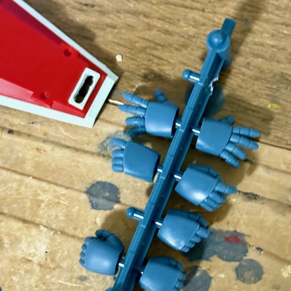 ギャンの改造が思ったより大変なので、気分転換にパーツ取り用に余っていたリバイバル版ガンダムを気分転換に製作。塗装はプロトタイプ風に塗装した。不慣れなキットに頭を使うより、慣れたキットで好きなように改造する方がかえって楽しいね(gundam-kao6)（4枚目）
