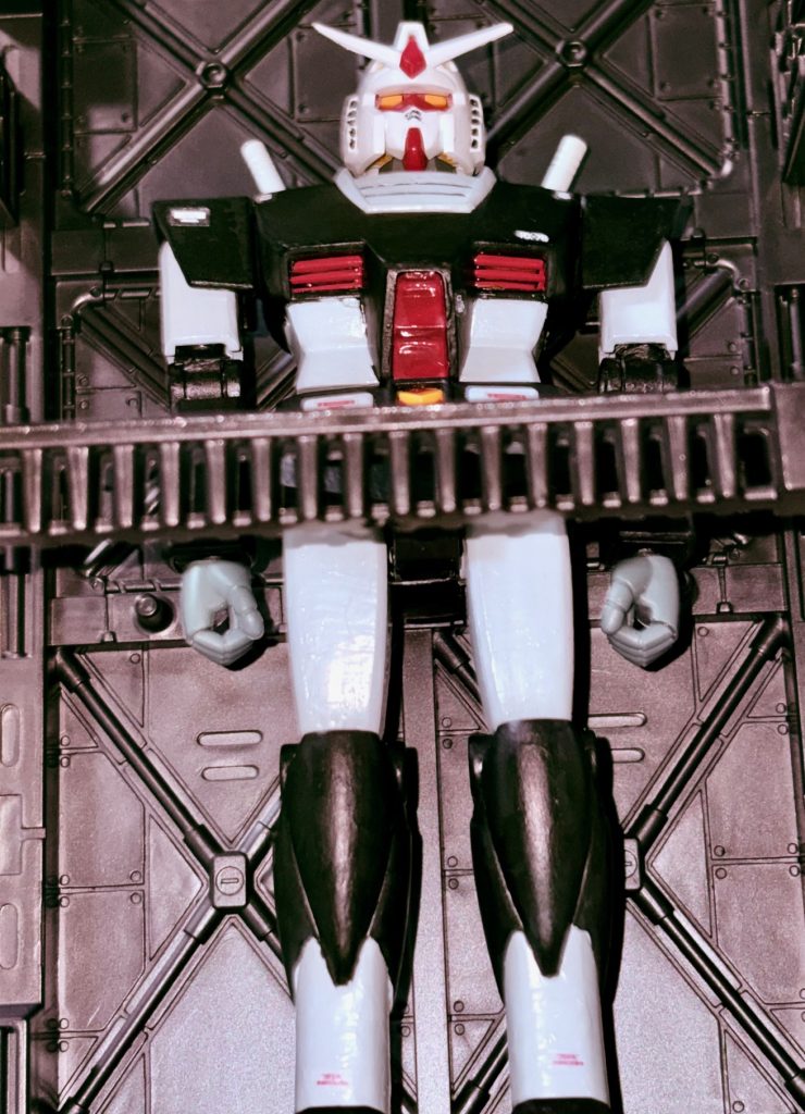 以前購入したダイソーのハンガーのおかげで格納庫のシーンを用意に再現できるぞ。