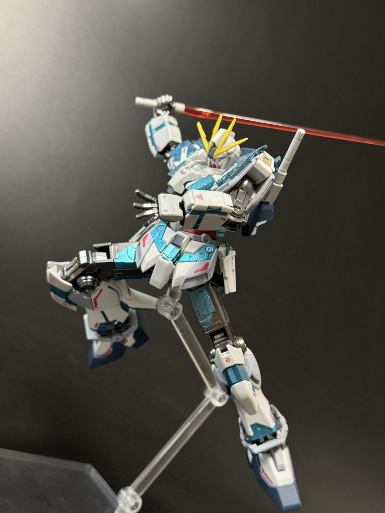 サイコフレームの塗装にシルバーに少量メタリックグリーン混ぜたもの下地に蛍光ブルーを重ねたせいで緑が強い色になってしまいました。ナラティブではなくユニコーンなら良かった…笑