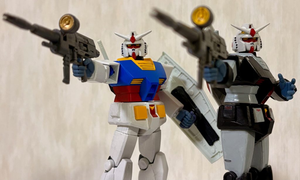 おなじみのあぶない刑事ごっこ。プロトタイプカラーにはタカ、ノーマルガンダムはユージが乗っている。ちなみに黒い方が若干身長高いです。 