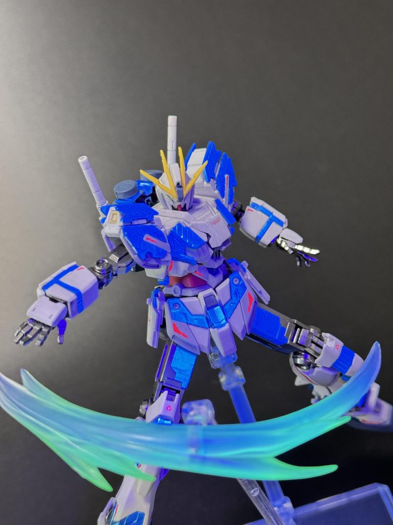 サイコフレームて覚醒ユニコーン&バンシィは緑に発光して、フェネクス&ナラティブは青に発光する違いって何なんでしょう🤔作った側が何で発光するかわからん部材ですしね。ナラティブ時代では解明されてるんでしょうか🤔