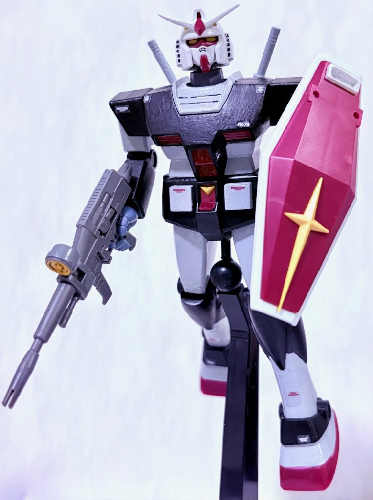 もちろんスタンドにも飾れる。ちなみに股間のフタはプラ板を加工して作った。