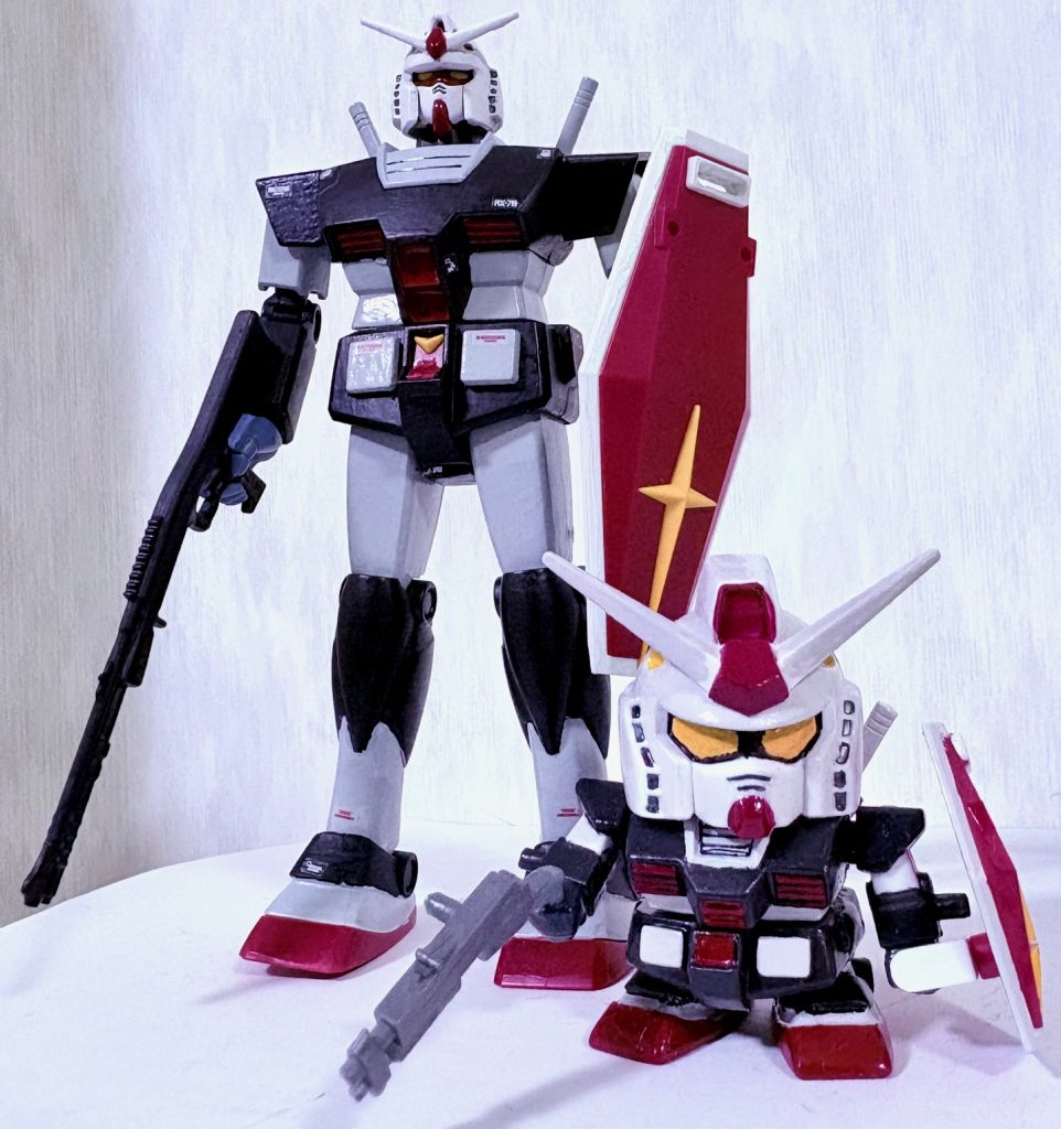 我が家の「おチビちゃん」ことSDガンダムと並べてみる。