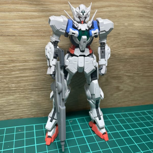 久しぶりにオリジナルガンプラ作りたくなったので、アイズガンダムとアストレアを融合させたようなものを作っていきます。とりあえず試作品を出力してみました。GNバインダーも仮出力してサイズ感を整えたい。（1枚目）