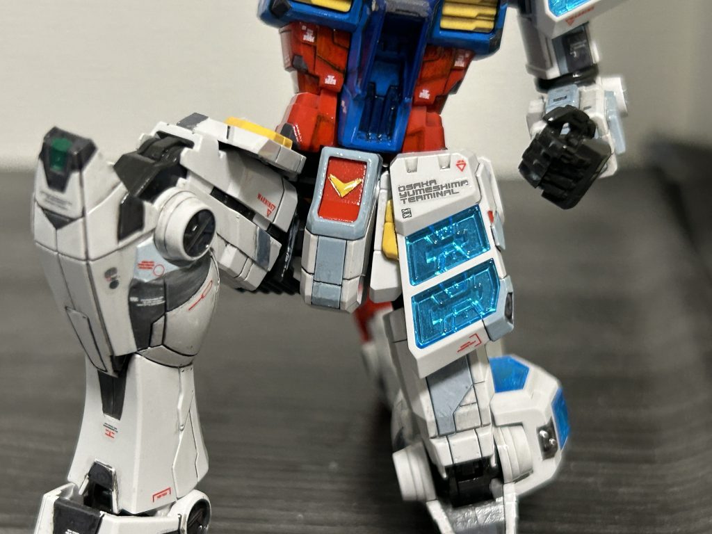 こだわりポイントは右の脇と左のフロントアーマーです。脇の黒い丸のパーツは本来肩側に着いているパーツですが、大阪万博にあるガンダムはこちら側に確認できます。接続ピンを切り飛ばして接着しました。フロントアーマーは通常版と交換式なのですが、大阪万博にあるガンダムはちらっと通常のフロントアーマーが見える感じになってます。これは通常のフロントアーマーをぶった切って接着しています。
