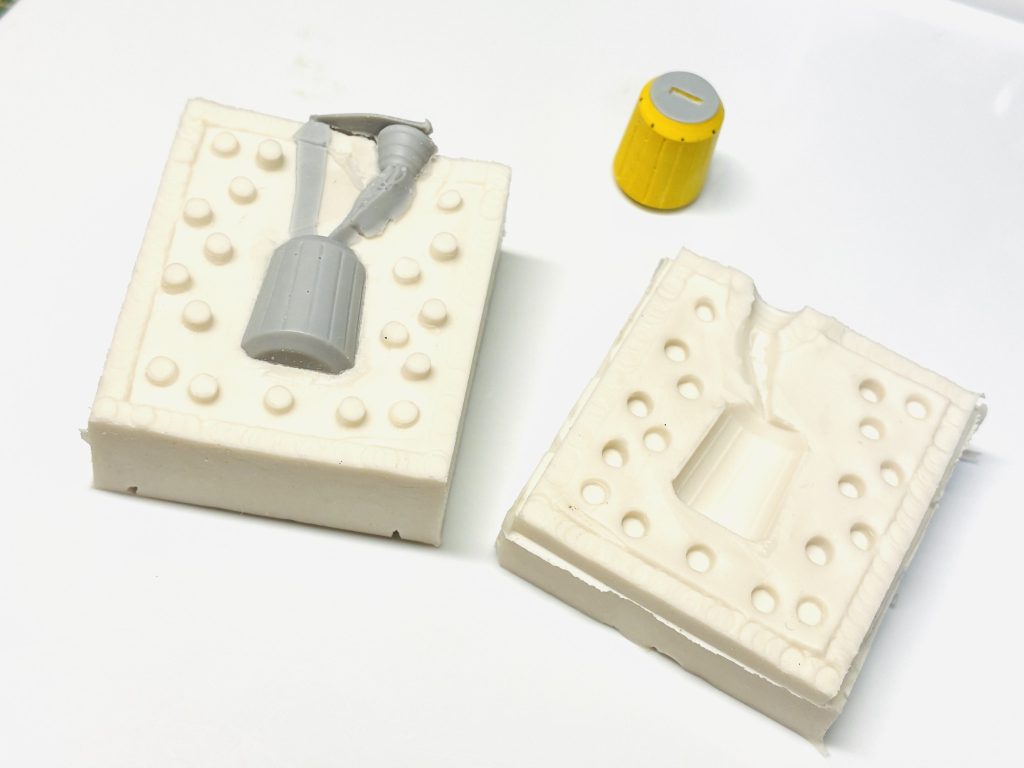 スジ掘りを頑張った原型を元に、シリコン型を生成レジンキャストで複製しました。気泡も入らず綺麗に複製できました🌟嬉しい笑