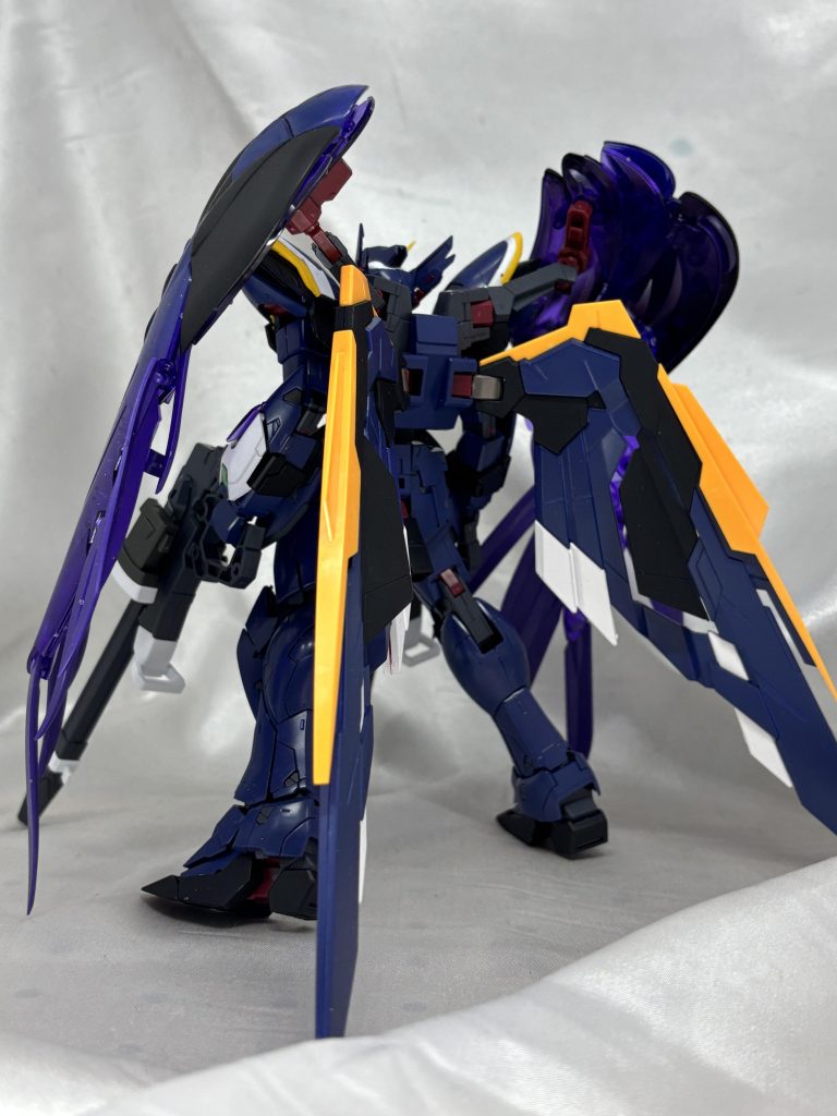 副翼？はウイングEWのものに変更、生モノと機械的な翼の対比が素敵。凸側をちょっとヤスったら問題なくついた気がします。デカールを貼るか最後まで悩みましたがこの形としました。