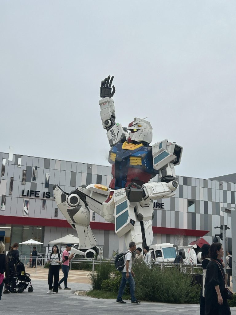 ガンダムを横から見ながらスマホガン見で画面を連打し、念願のガンダムパビリオンへの切符を手に入れました😭ガンダムパビリオンに行くために大阪まで来たと言っても過言では無かったので、とにかく入れることになって一安心でした✌️