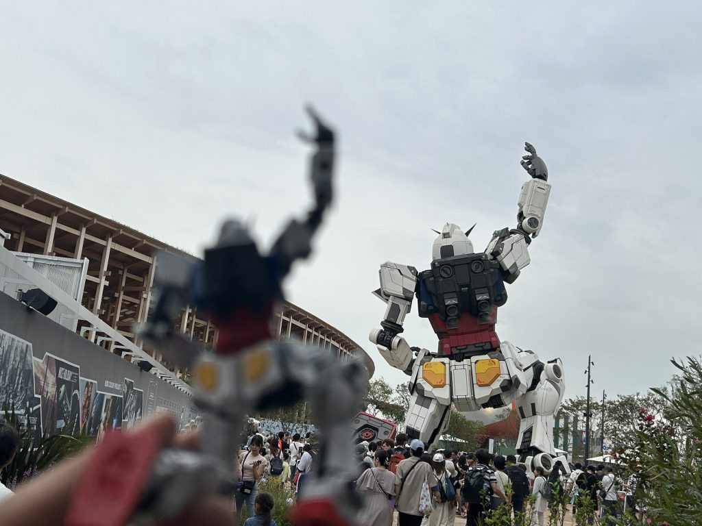 ガンダムに守られながら無事地球に帰還。そうしてパビリオンから出るとガンダムの背中が！これ、なんで今回のガンダムは追加装備が半分くらい剥がれてんのかなと思ってたのですが、ジオングとの戦闘で装甲が剥がれ、徐々に立像の状態になっていくんですね！そして出たら俺たちを地球へ送り届けてくれたガンダムが鎮座してると。粋すぎる演出ですね。