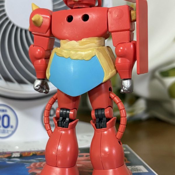旧キットザクを製作中。下半身はそのままだとひょろいので、脚をリバイブ版シャアザクを使用。スカート部分は分割して、ギャンの余ったスカートとミキシングしてみた。その後スカートは「安彦ザク」っぽくするためにパテ盛りした。あとは左肩のスパイクアーマーもパテ盛りして大型化。いちおうスカート前部は可動する。とりあえずバックパックと胴体のパイプを付ければあらかた組み立ては完了かな。次回へ続く～(zaku-kao2)（2枚目）