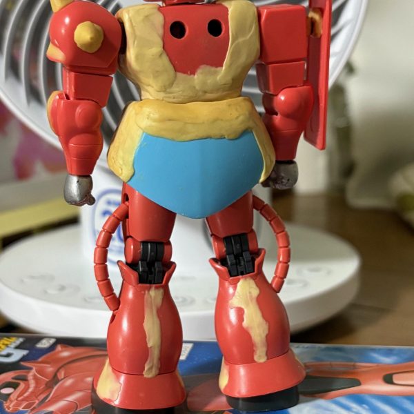 せっかく下半身ががっしりしてきたので、胴体もそれに合わせてごっつくパテ盛りした。体つきは安彦氏のザクを参考に、MSVのザクマインレイヤーみたくしている。※写真追加。右肩のシールドもプラ板とパテで分厚くしたよ(zaku-kao2)バックパックと胴体のパイプも仮組みしてみた。段々と完成に近づいてきたぞ(zaku-kao5)（2枚目）