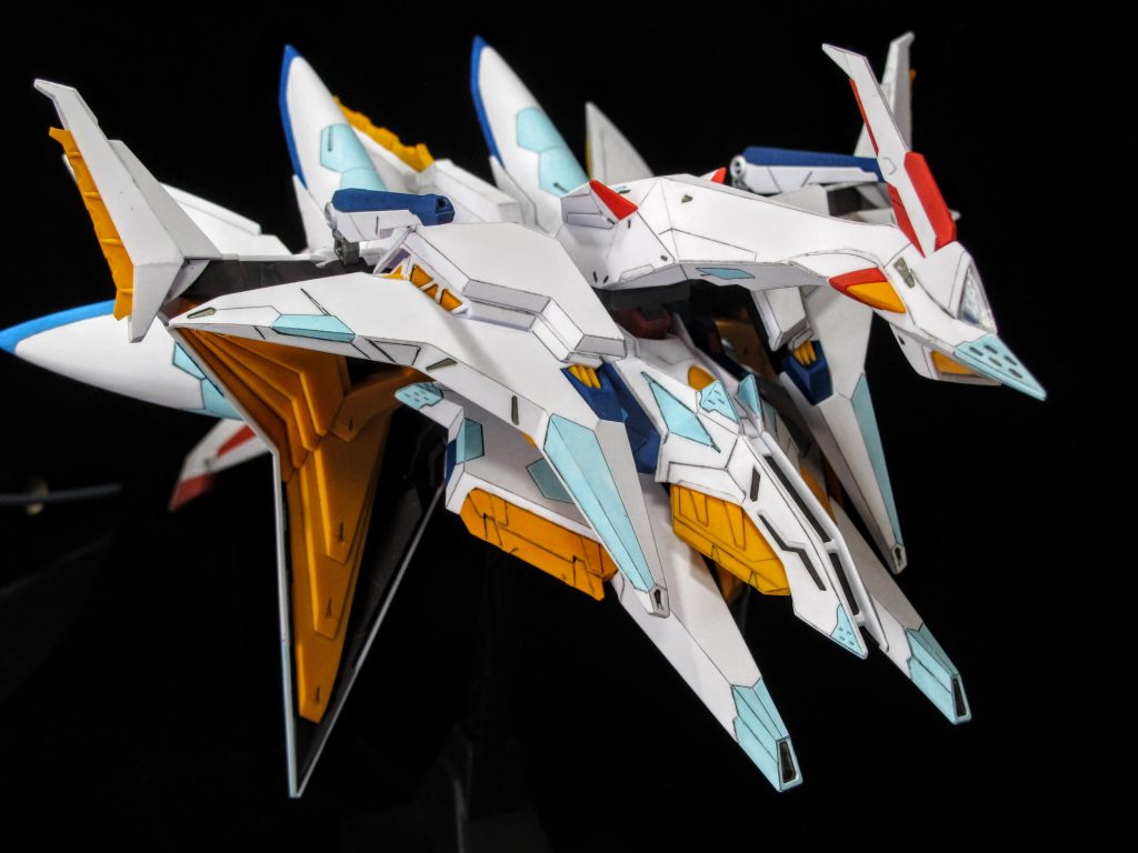 FFユニット全身。これだけでも相当な大きさ！素組みではかなり白いボディなので、塗分けを追加しています。