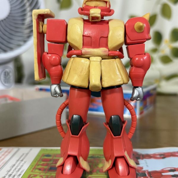 せっかく下半身ががっしりしてきたので、胴体もそれに合わせてごっつくパテ盛りした。体つきは安彦氏のザクを参考に、MSVのザクマインレイヤーみたくしている。※写真追加。右肩のシールドもプラ板とパテで分厚くしたよ(zaku-kao2)バックパックと胴体のパイプも仮組みしてみた。段々と完成に近づいてきたぞ(zaku-kao5)（3枚目）