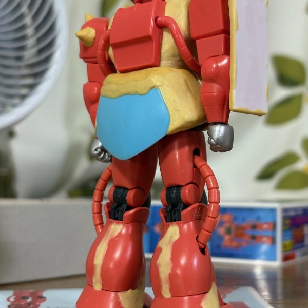 せっかく下半身ががっしりしてきたので、胴体もそれに合わせてごっつくパテ盛りした。体つきは安彦氏のザクを参考に、MSVのザクマインレイヤーみたくしている。※写真追加。右肩のシールドもプラ板とパテで分厚くしたよ(zaku-kao2)バックパックと胴体のパイプも仮組みしてみた。段々と完成に近づいてきたぞ(zaku-kao5)（4枚目）