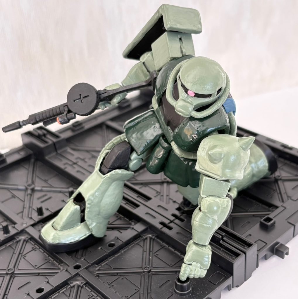 今回の特筆すべき点はスカート部分の可動とリバイブ版の脚部を流用した事で片膝立ちができるようになった。これによって、第1話のサイド7侵入シーンを再現できる。