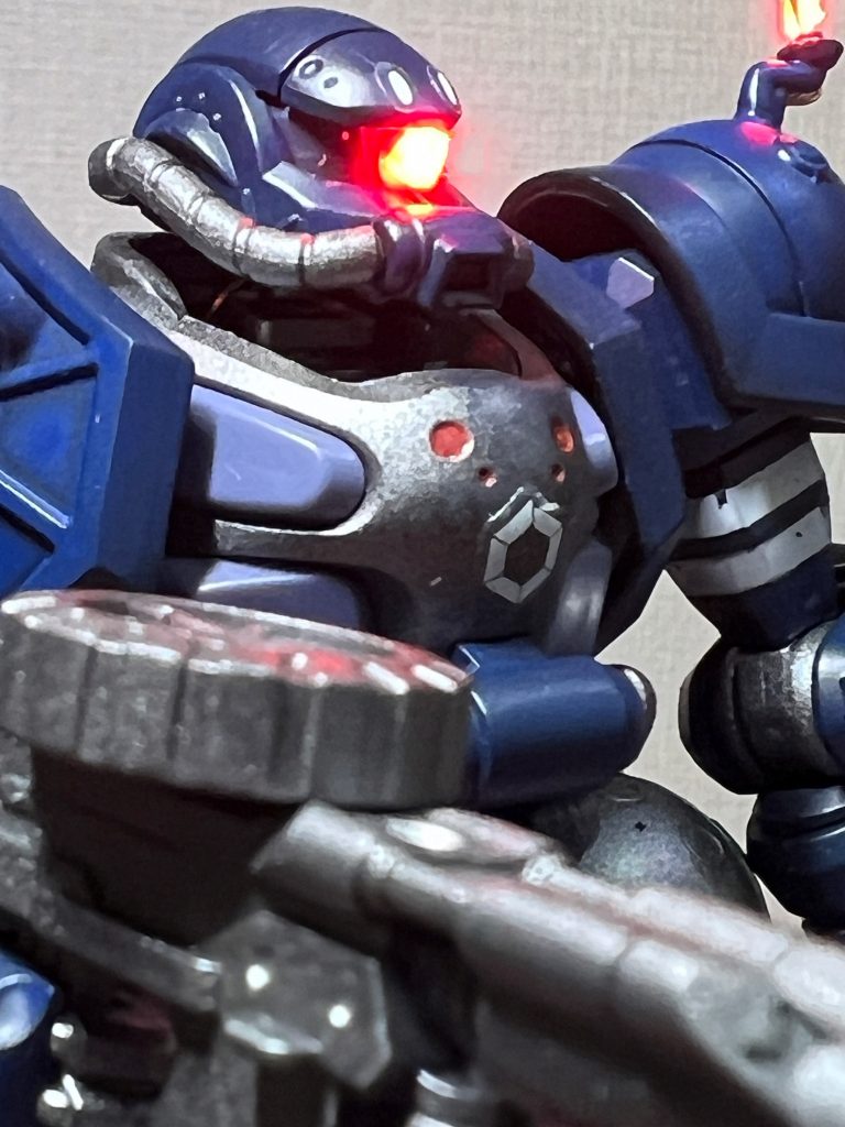 モノアイが主張しすぎました。びっくりして目玉飛び出てます(zaku-kao4)胸の赤点とデカールがクマに見えるのは気のせいです(gundam-kao10)