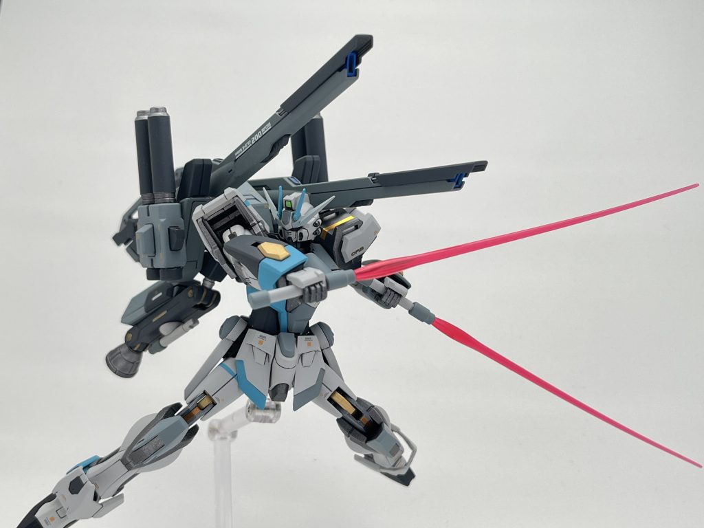 ヴェクセルンストライカーの装備はそのままだが、ストライク改が新型のパワーエクステンダーと大容量のエネルギータンクを搭載しているため、機動力・出力とも大幅に上昇している。