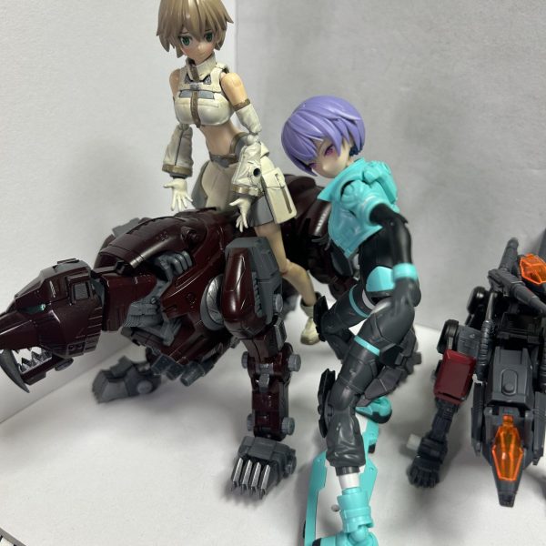 ガンダム関係ねーじゃん！！だって巡回するとガンプラの方を作りたくなるし……。でも裏で一応ガンプラも作ってるから…！奥のマルーンの子がとりあえず直近の展示会用ですね〜まだ出来てないけど。手前の子らは趣味用…！次は、一応ブルーディスティニーかギャプラン(フライルー)のいずれかの予定……。進捗は……全然だ……！もしか別の子にするかも……！？（1枚目）