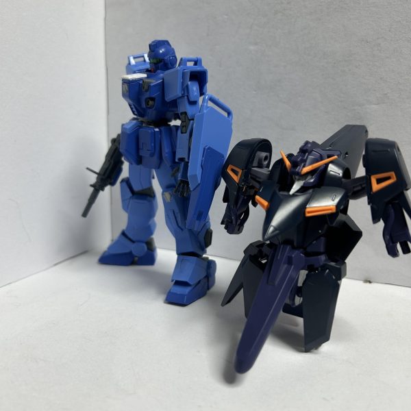 ガンダム関係ねーじゃん！！だって巡回するとガンプラの方を作りたくなるし……。でも裏で一応ガンプラも作ってるから…！奥のマルーンの子がとりあえず直近の展示会用ですね〜まだ出来てないけど。手前の子らは趣味用…！次は、一応ブルーディスティニーかギャプラン(フライルー)のいずれかの予定……。進捗は……全然だ……！もしか別の子にするかも……！？（2枚目）