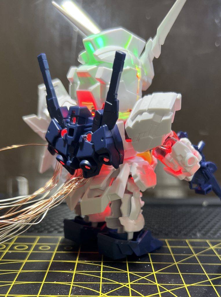 配線お化け。全て並列接続。ボタン電池でもつくけどDC電源で3V供給してます。