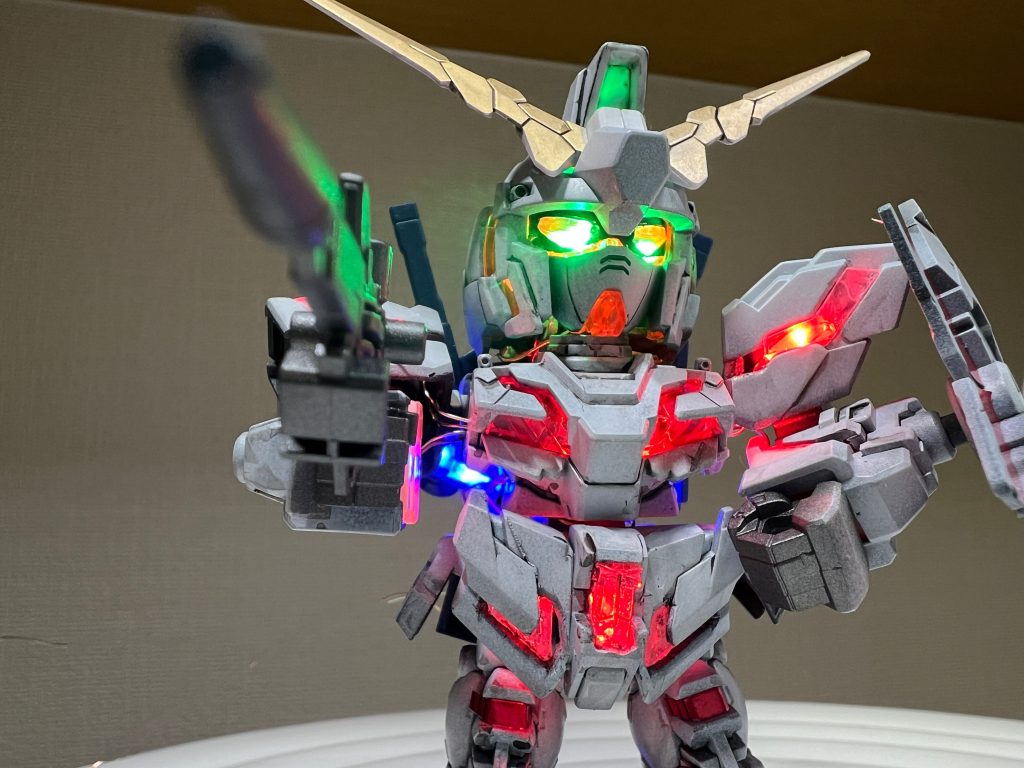 額の緑LEDは成形面のままで透過してます。