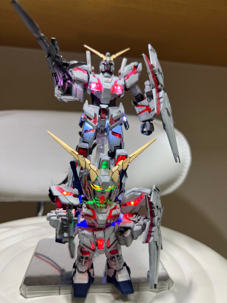 HGと一緒に！顔のデカさは遠近ではありません。(zaku-kao4)HGの時の断線に次ぐ断線が今の自分を作ってます。今回も荒削りな仕上げなのでお手軽にできました。電飾にご興味がある方はSDから始めるのをお勧めします。(gundam-kao10)