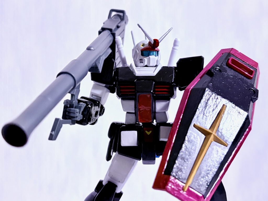 ハイパーバズーカと手首はリバイブ版ガンダムから流用しているが意外と似合っている。