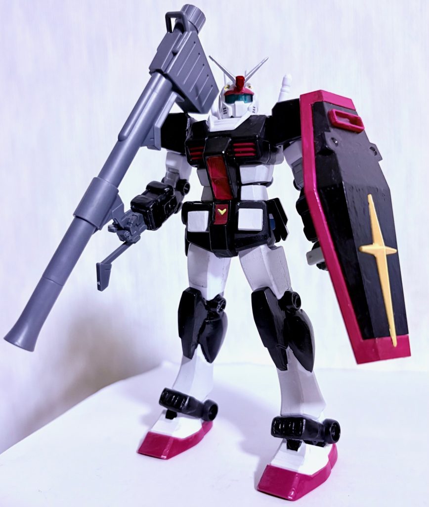 フロントビュー。見ての通りEGガンダムをプロトタイプ風にしてガンキャノンの頭部をくっつけただけの代物である(笑)。ガンキャノンに戻せるように角はオリジンガンダムから流用して両面テープでかなり強引にくっ付けている(gundam-kao5)