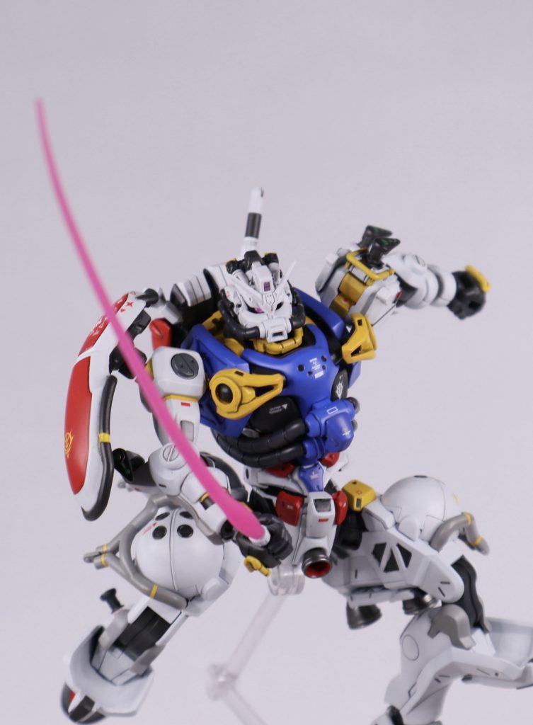 にせビームサーベル。こちらも本物ですがニセモノ感しかないです。刃はドライヤー使って曲げてます。