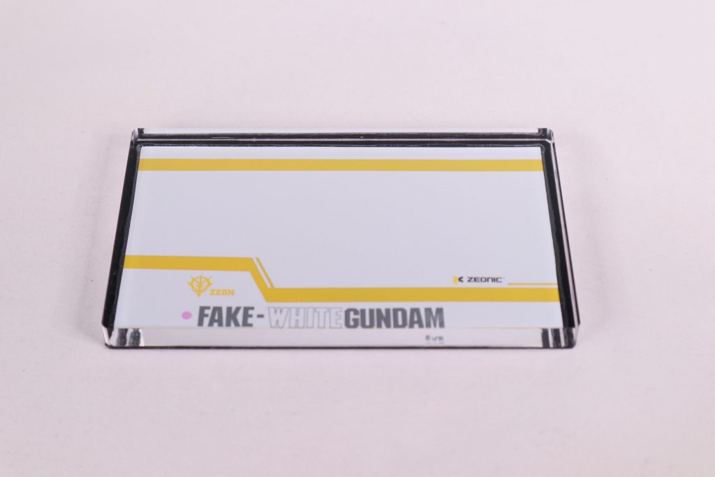 うっすら出てきた展示台。来年使います。ダイソーのアクリルブロックに、プラ板を塗装してアルファベットデカール貼って裏側から黒いカッティングシートで封入してます。ピンクの丸はモノアイにも貼ったレインボーシール。