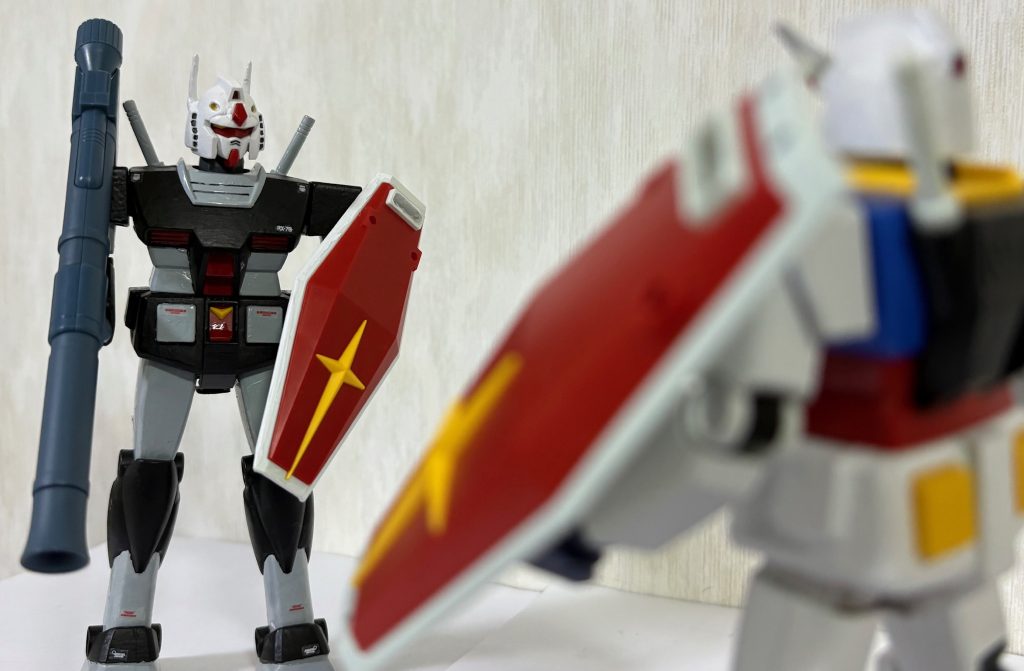 題して「ジークアクスビギニング異聞」。あらすじ。サイド7にて首尾よくガンダムを奪ったシャアだが、デニムのザクが何者かに撃破された。彼の目の前に「黒いガンダム」が立ちはだかった。01ガンダムのパイロット「ガンダムを奪ったシャア、この俺がゆ゛る゛さ゛ん゛！！」シャア「なんだこのプレッシャーは⁉」