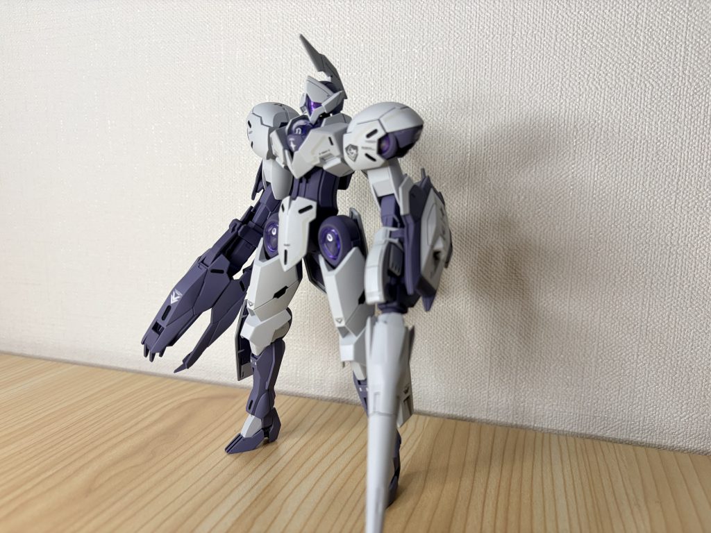 立ち姿。ジャベリンブレイザーが重々しい。塗装しながらこの機体は相当変わり者と感じた。両手に大業を携え、シールドは小さいのが両肩のみ。足についているものがシールドかと思いきや、スラスター。おそらく単騎での決戦はあまり考えずに複数連隊が大前提なのかなと想像。ベギルペンデが盾メインなのが頷ける。とか色々考えて作ると面白かった。 