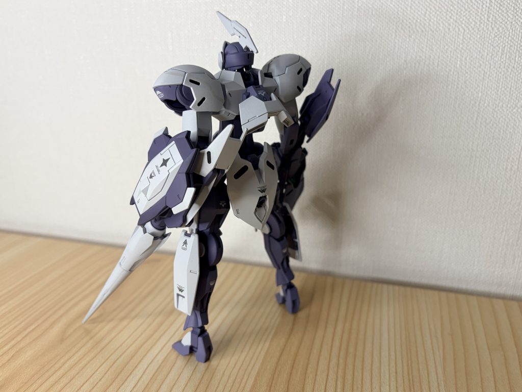 グラスレー社の後ろ姿はどれも素晴らしい。背中のスラスター、他の機体に比べて小さい。相当いいやつなのかと笑