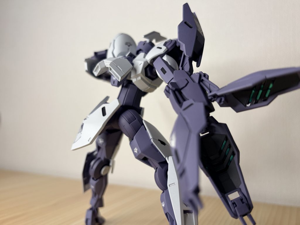 劇中や素組では綺麗なイメージを持っていたけども、塗装後、実はミカエリスってかなり尖っていて、グロテスクだなと印象が変わった。このクロー、調べるとビームコーティングしてるそうで。飛ぶし、守れるし、攻撃できるし。