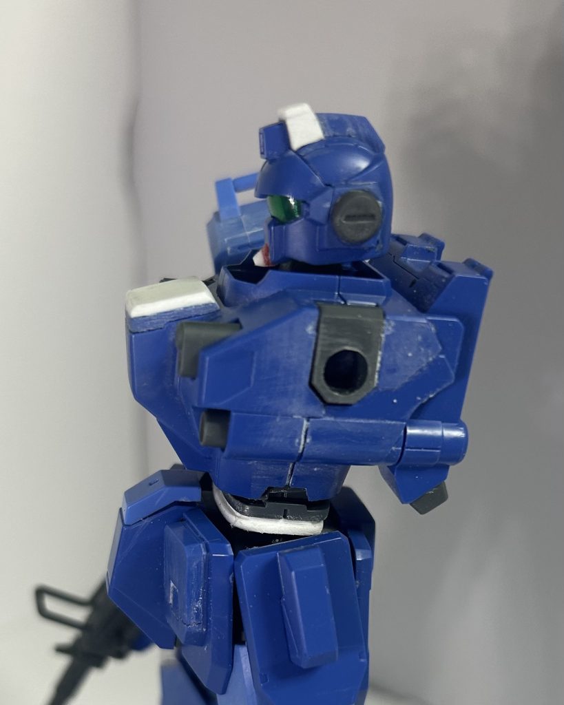 頭部。EXAM入ってる場所の割には小顔……なんか説得力に欠ける気がしたんで、色んな場所を大型化。トサカの一部にプラ板貼って上方向に伸びた感じに。顎を1mmプラ板で伸ばして、耳の丸をコトブキヤのディテールアップパーツに変更。少しは大きく見えると思う。胴体。コックピットハッチが薄いように思えたんで、1mmプラ板を貼りました。個人的にブルーディスティニーと言えば、お腹のジャバラ状のジョイントだと思っているんで少し目立たせるために1mmプラ板とコンマ5にプラ板を重ねてそれっぽく延長しました。