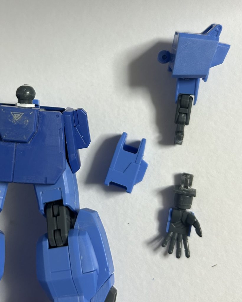 腕部。基本的にキットのままですが、後ハメ加工だけしました。腰部。そのまま…と思わせてリアアーマーの三角モールドだけ消しました。理由としては個人的な思想で、こう言った注意書き的なモールドが彫られてんのおかしいでしょ、って思ってるのです。