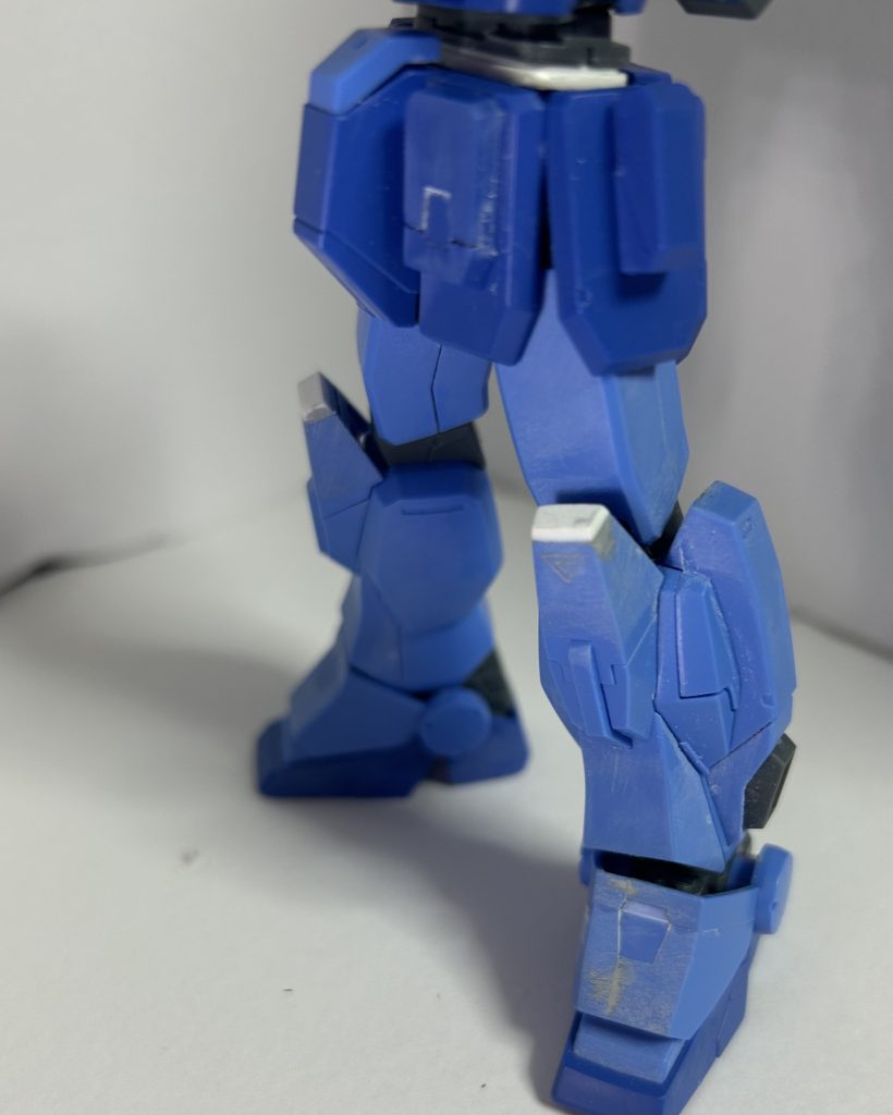 脚部。三角モールドを埋めてます。理由は腰と一緒。膝アーマーを1mmプラ板で延長。くるぶしアーマーの後ハメ加工くらいです。