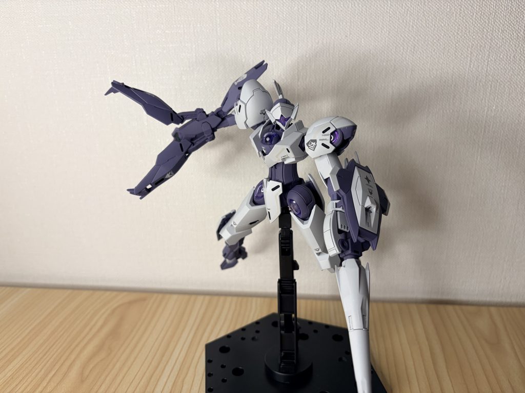 ポーズはこれで、意外と大胆なシャディクの性格を表したかった。