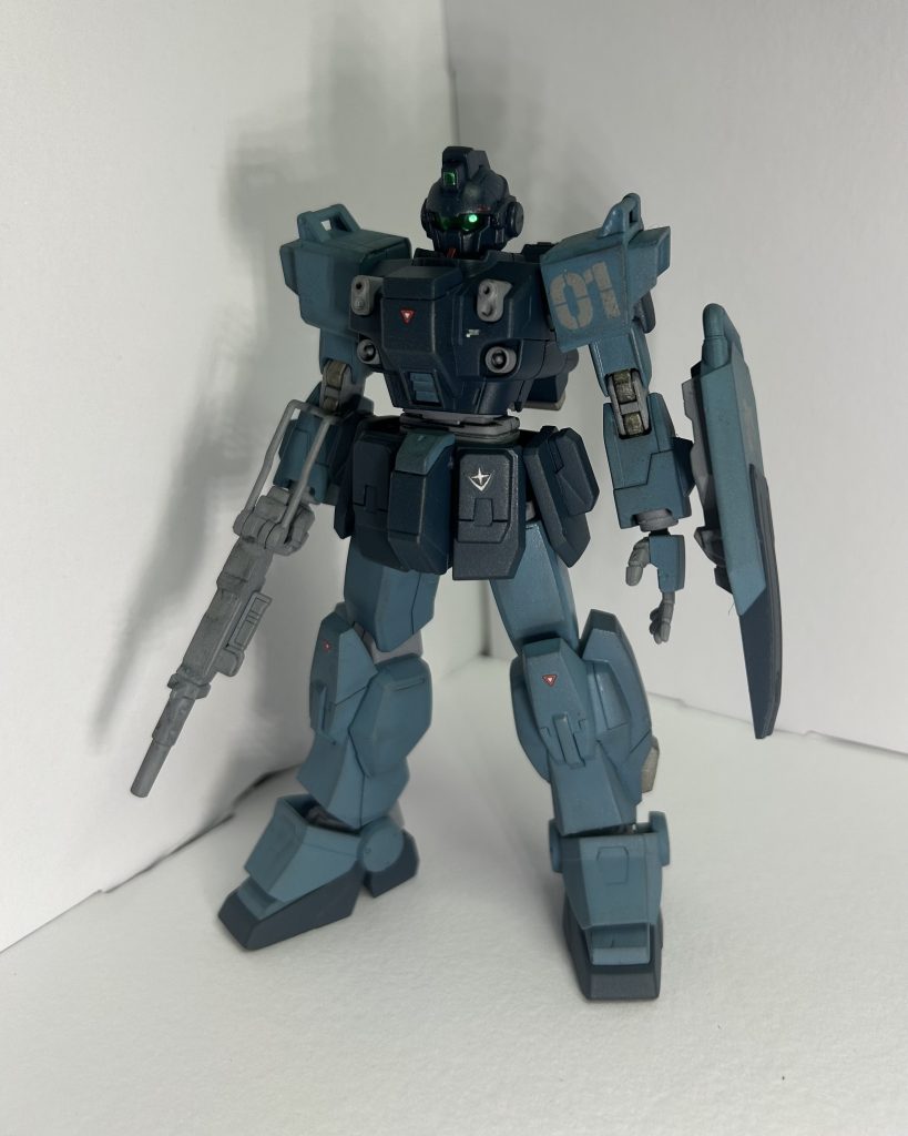 ブルーディスティニー1号機ではない……。ジムとして作ってる(つもり)だからジム・ブルーディスティニーなのだ……。まあ、1号機がジムなのかガンダムなのか色々な意見はあるとは思いますが、コレに限ってはあくまでジムと言い張るのです。