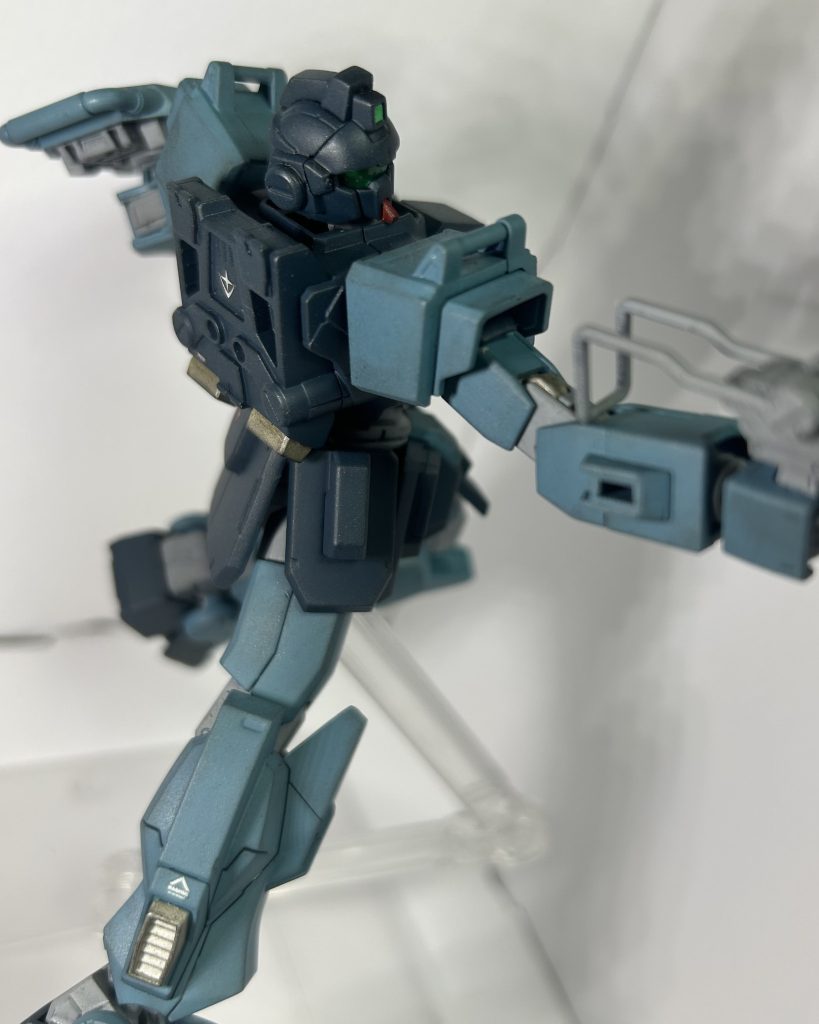 ブルーディスティニーは昨今色んなイメージがあります。ゲーム原作版や漫画版……僕のイメージは小説版の方なんですよね……。ぶっちゃけ小説のブルーの活躍よりもパイロットのユウの方が覚えているんですがね……！敵に顔があってはならない、とか言う言葉？思想？はめっちゃ影響受けております。他に印象深いのは、確か初めてブルーのEXAMを発動した戦闘後のユウの独白とかかなり強烈な印象。相手のパイロットをコロコロして快感を得て達していたとかもうね、ある意味で中高生で触れたら結構な率で歪むよ、多分.…。後、印象に残ってるのはヒロイン・モーリンから貰った弾除けの御守りやら友軍のフィリップのパンはマズイとか…微妙なところばかり。探すだして読み直すか…。